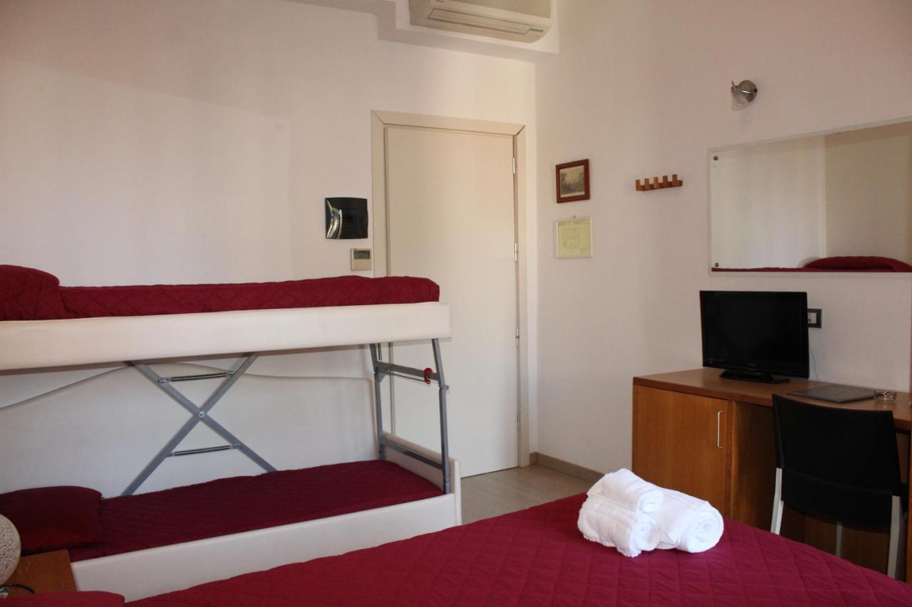 Hotel Morolli Римини Экстерьер фото