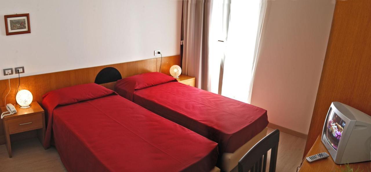 Hotel Morolli Римини Экстерьер фото