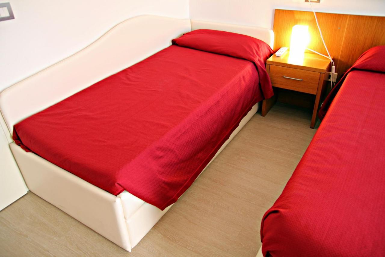 Hotel Morolli Римини Экстерьер фото