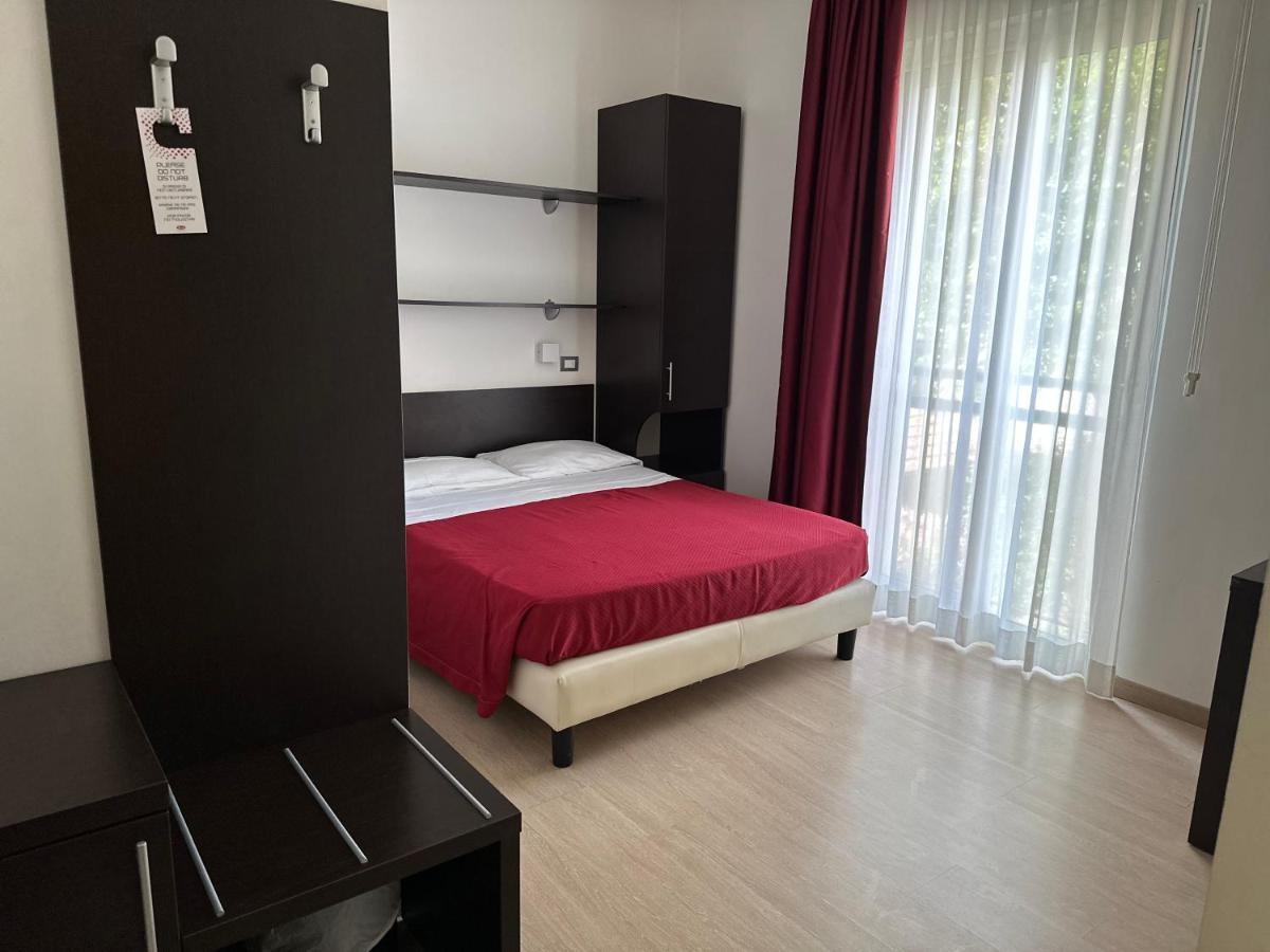 Hotel Morolli Римини Экстерьер фото